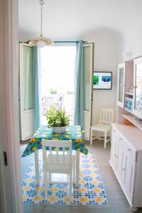 巴勒莫DAI MORI的一间带桌子的厨房和一间带窗户的用餐室