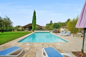 Saint-Sylvestre-sur-LotVilla de 4 chambres avec piscine privee jardin amenage et wifi a Saint Sylvestre sur Lot的一个带躺椅的游泳池以及一座房子