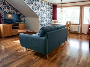 吕克瑟勒First Camp Ansia - Lycksele的客厅配有蓝色的沙发和桌子