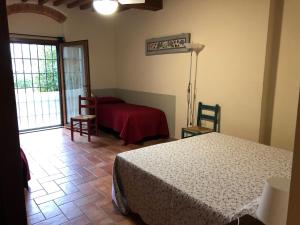斯卡尔佩里亚Poggio Savelli的卧室配有一张床和一张桌子及椅子