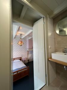 Bertha's Hofstede的一间带水槽的浴室和一张位于客房内的床