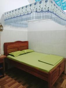 Kon TumHomestay Nang Nghieng的一间卧室配有一张带绿色床垫的床