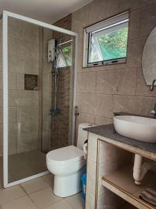 锡基霍尔South Mountain Resort的带淋浴、卫生间和盥洗盆的浴室