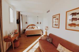 拉西约塔玫瑰茶酒店的客厅配有床和沙发