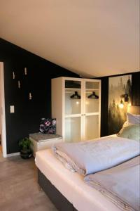 莫泽恩NEST'L Appartements & Zimmer的一间卧室设有一张大床和一个窗户。