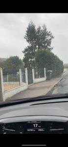 Fleury-sur-AndelleMaison de ville的一辆汽车在有栅栏的路上行驶