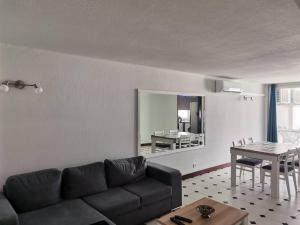 阿尔布费拉Albufeira INN - Casa de Viseu - CORAL T1的带沙发、桌子和镜子的客厅