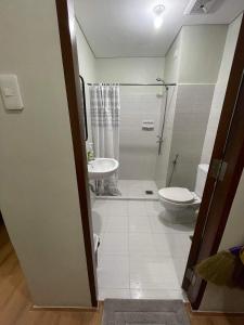 宿务Budget Room的浴室配有卫生间、盥洗盆和淋浴。