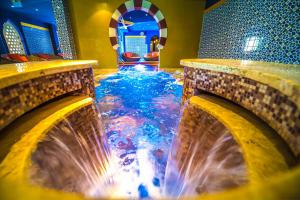 艾格扎洛克Shiraz Hotel Superior的瀑布酒店的一个水景