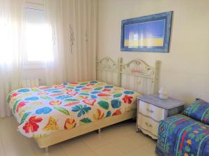 圣萨尔瓦多HOSTEL ALOHA a 3 calles del Mar的一间卧室配有一张床、一张桌子和一个窗户。