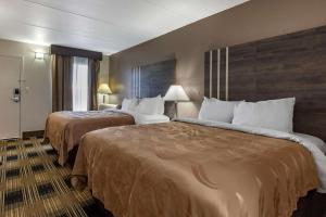 邓肯南邓肯品质酒店的酒店客房设有两张床和窗户。