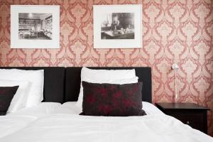 特隆赫姆贝斯特韦斯特普拉斯巴克列特酒店的一间卧室配有床和壁纸墙