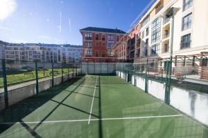 福斯Apartagal-Urbanización Foz II的一座大楼中央的网球场
