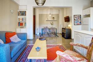 AnemómylosKellys Apartment的客厅配有蓝色的沙发和桌子