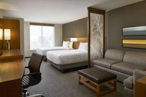 威尔明顿Hyatt Place Wilmington Riverfront的酒店客房,设有两张床和一张沙发