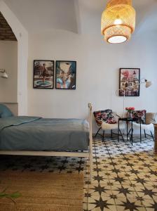 萨格勒布Studio apartment Frano的卧室配有1张床、1张桌子和1把椅子