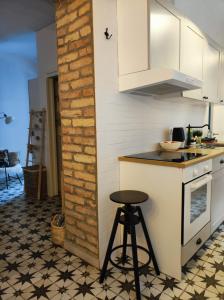 萨格勒布Studio apartment Frano的一间厨房,内设柜台和凳子