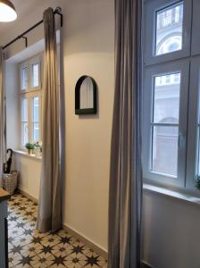 萨格勒布Studio apartment Frano的带淋浴帘和窗户的浴室