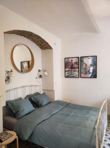 萨格勒布Studio apartment Frano的卧室配有一张床,墙上设有镜子