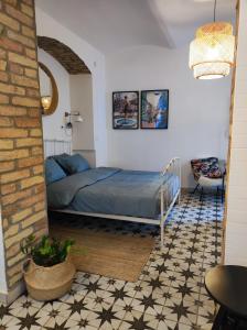萨格勒布Studio apartment Frano的卧室位于客房的角落,配有一张床