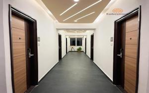 班加罗尔Easternwoods Hotels的走廊,有两扇门和一条长长的走廊