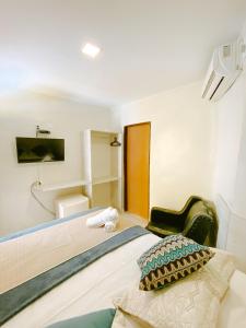 皮拉尼亚斯O Canto Pousada的一间酒店客房 - 带一张床和一间浴室