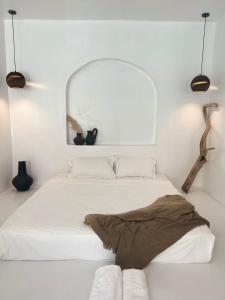 邦劳Bassa nova villa的白色的客房配有床和镜子