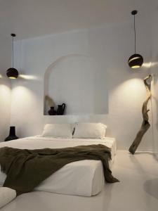 邦劳Bassa nova villa的一间卧室配有一张床和两个吊灯