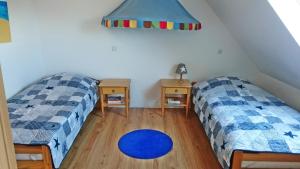 WangelsFerienhof Sandmann的一间带两张床的卧室和蓝色地毯