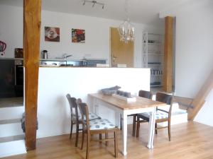 WangelsFerienhof Sandmann的厨房以及带桌椅的用餐室。