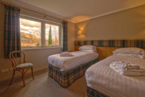 威廉堡格伦尼维斯假日公园的酒店客房设有两张床和窗户。