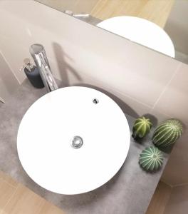 马塔罗Mazi Apartments Suite的浴室设有两面镜子和盥洗盆