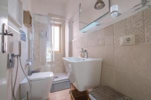 奥利韦里La Marchese home的浴室配有卫生间、盥洗盆和淋浴。