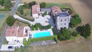 LongevesAux 4 Cornes - Chambre d'hôtes的享有古老城堡的空中景致,设有游泳池
