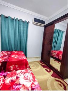 开罗Dreams House in Maadi的一间卧室配有红色的床和镜子