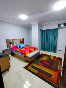 开罗Dreams House in Maadi的一间卧室配有一张大床和地毯。