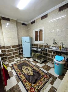 开罗Dreams House in Maadi的带冰箱的厨房和瓷砖地板。