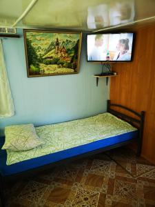 弗瓦迪斯瓦沃沃Baza Turystyczna Atol的一间设有两张床和两个显示器的墙壁客房