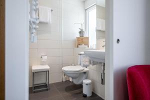 BrigerbadHotel Zur Traube的白色的浴室设有卫生间和水槽。