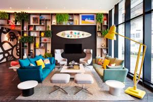 迈阿密citizenM Miami Worldcenter的客厅配有色彩缤纷的家具和电视。