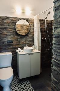圣安东尼奥湾Ocean Suites的一间带卫生间、水槽和镜子的浴室