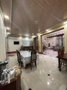 布哈拉Hotel Al Mansur的一间带桌子和椅子的用餐室
