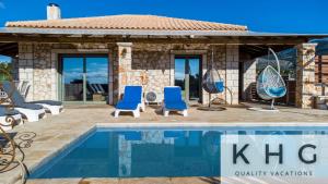 卡拉瓦杜斯Leo's Stone made Villa!的别墅 - 带游泳池和蓝色椅子