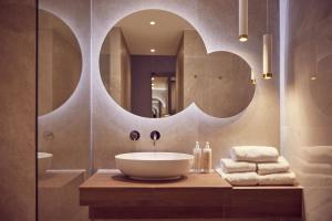 霍林赫姆Van der Valk Hotel Gorinchem的一间带水槽和镜子的浴室