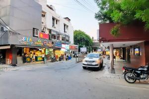 新德里Luxurious modern 2BHK prime location Delhi (13)的停在城市街道边的汽车