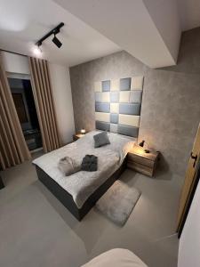 扎托尔Premium Apartment Eleven的一间卧室配有一张特大号床。