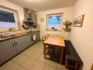 格洛韦Ferienhaus Boddenperle的厨房中间设有木桌