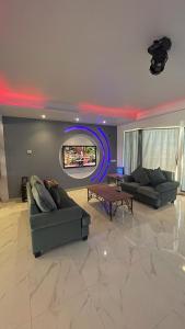 杜拉特阿拉尔فيلا بلوبيتش بمسبح خاص وشاطى رملي的客厅配有两张沙发和一台电视机