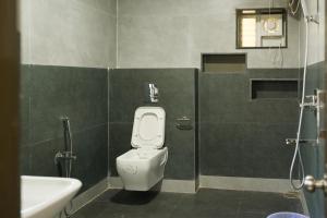海得拉巴VOILA AT NEST的浴室配有白色卫生间和盥洗盆。