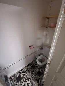 奥尔良Le loft jeanne的浴室铺有黑白色瓷砖地板,设有卫生间。